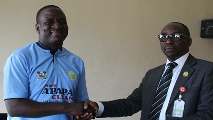 (L-r): Adele Owolabi Elijah, the Apapa LGA chairman welcoming Biodun Onayele, the director general, LASRAB who led his team on a courtesy visit to his office.